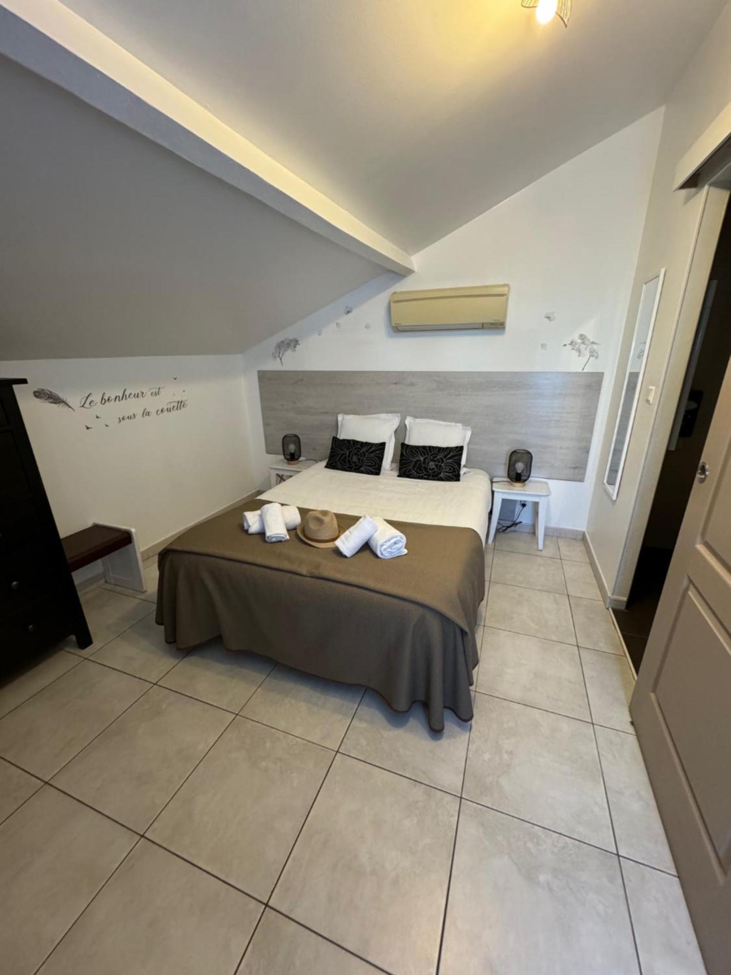 Hotel Le Medieval Aigues-Mortes Buitenkant foto